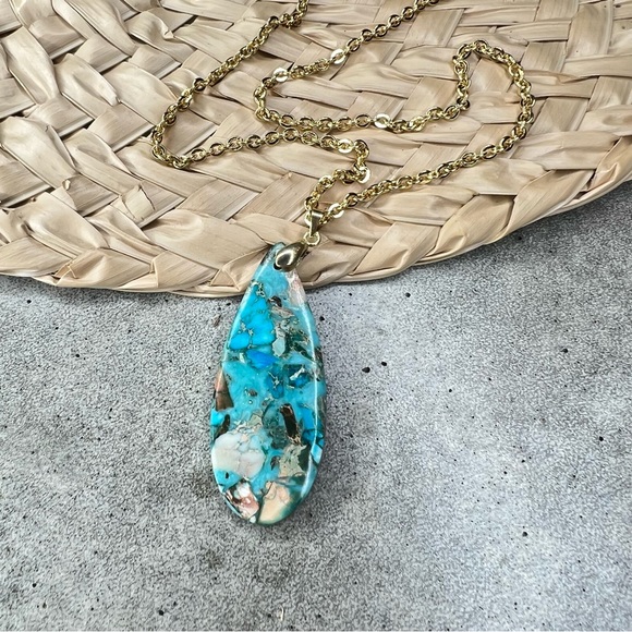 Jewelry - Natural stone necklace on gold tone chain